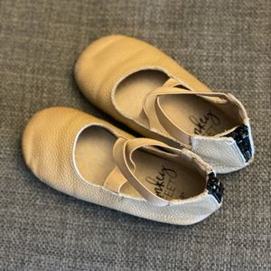 🌹🌹Little girl’s Monkey Feet shoes